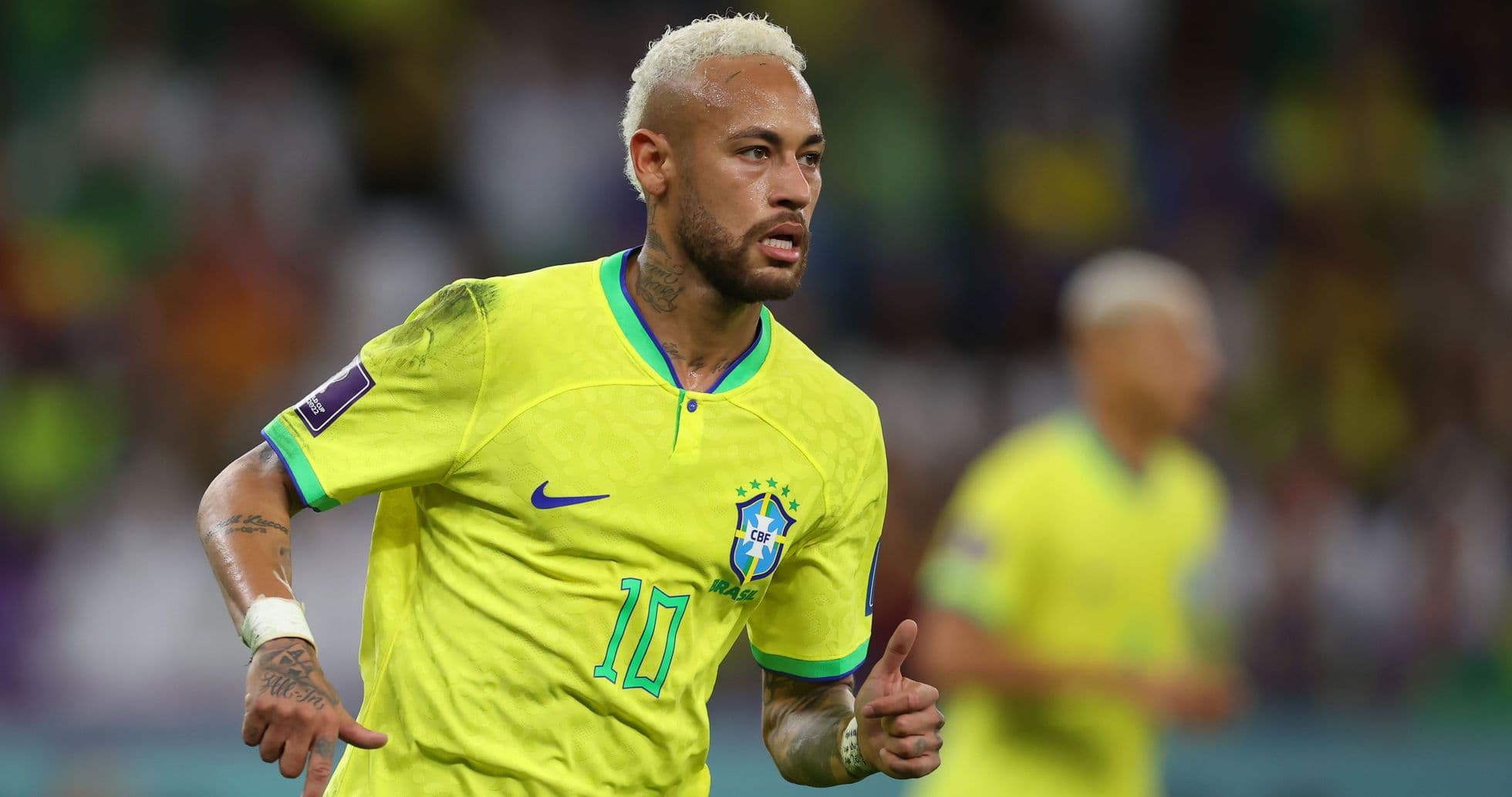 Neymar corriendo con camiseta amarilla de Brasil