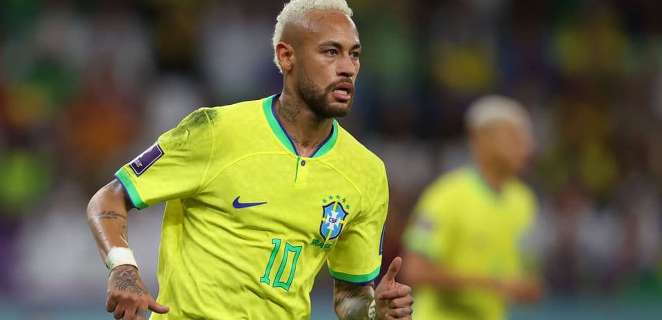 Neymar corriendo con camiseta amarilla de Brasil