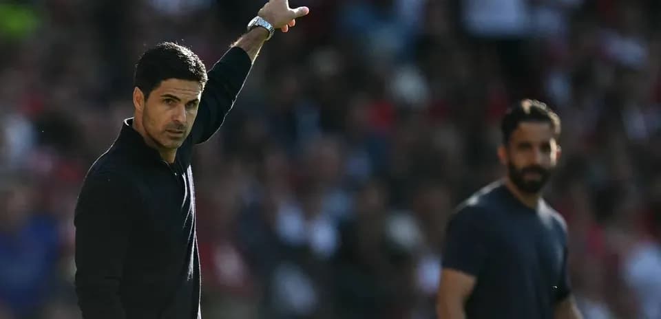 Entrenador señalando durante el partido en el estadio