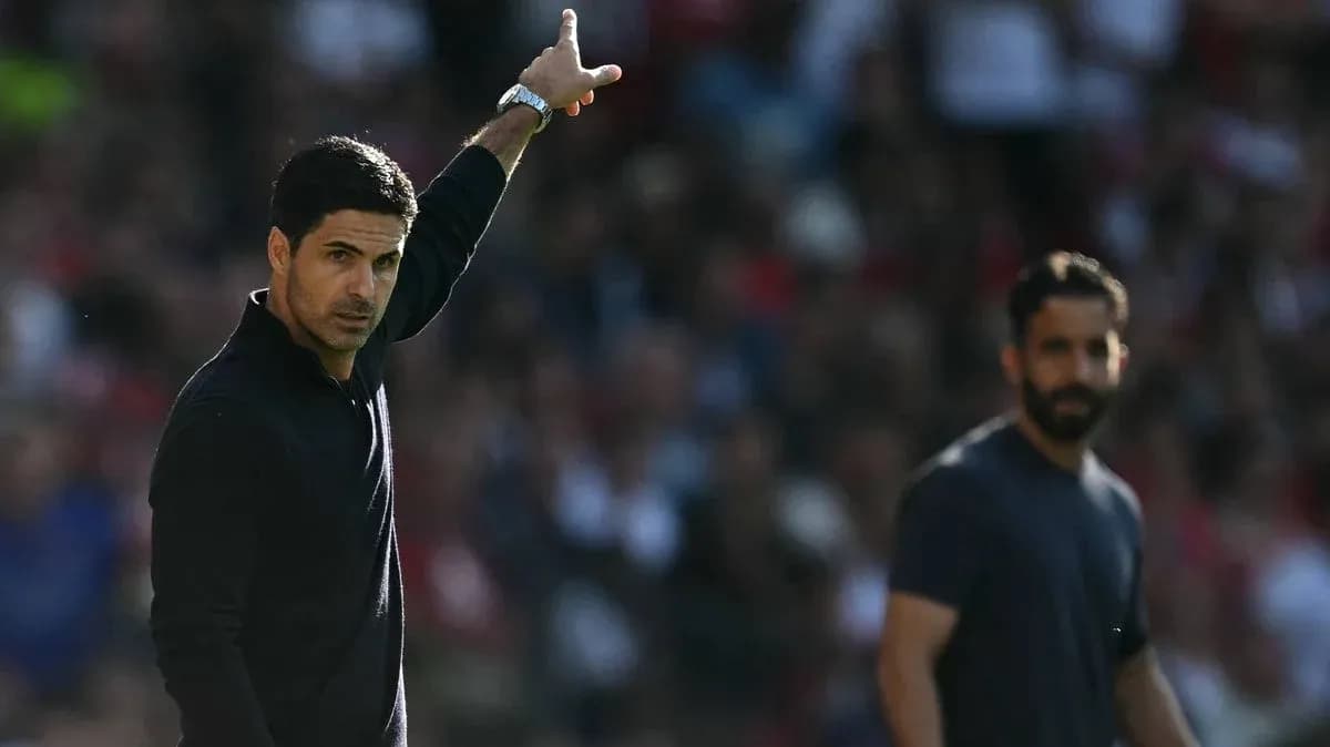 Entrenador señalando durante el partido en el estadio