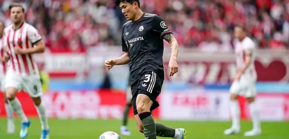 Jugador controlando el balón durante partido de fútbol