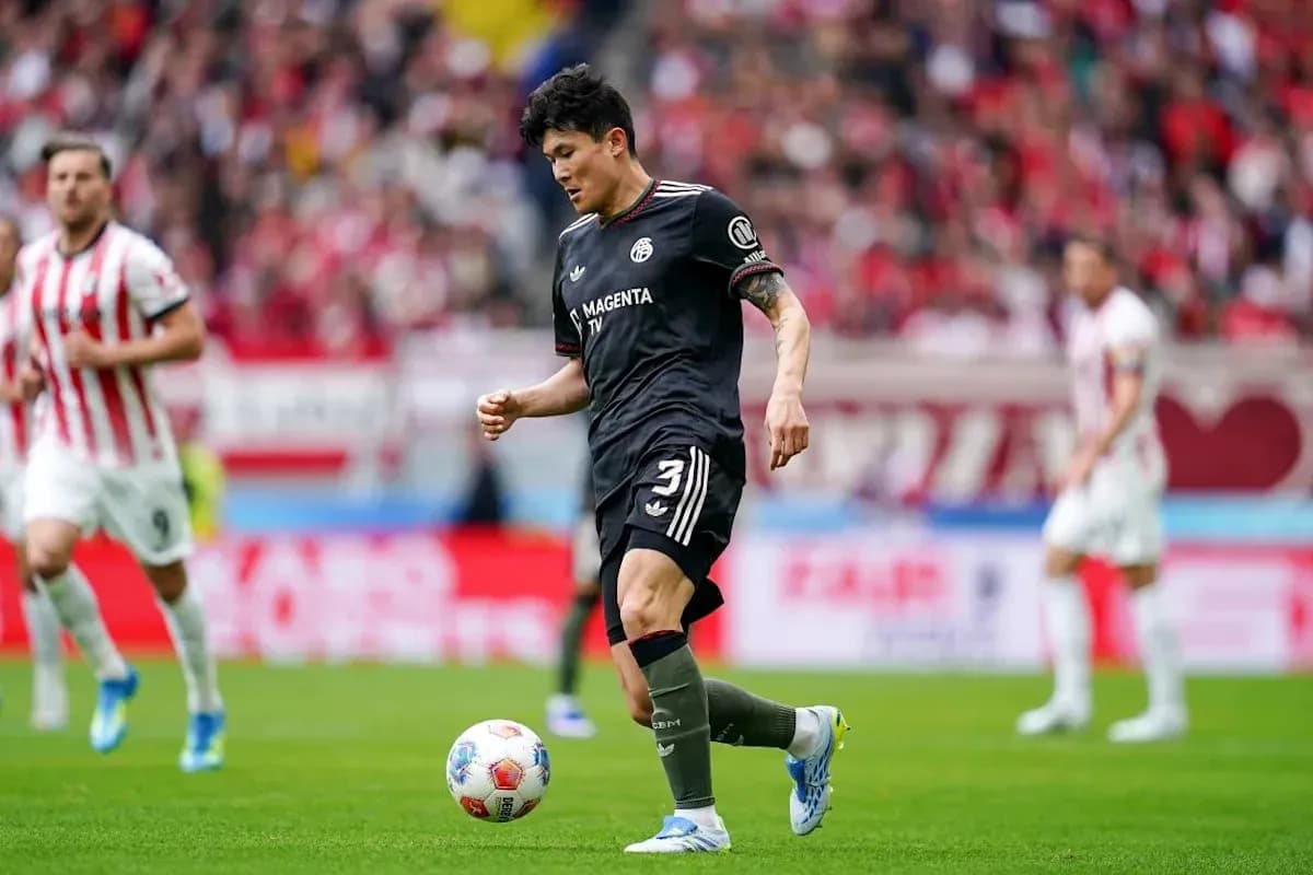 Jugador controlando el balón durante partido de fútbol