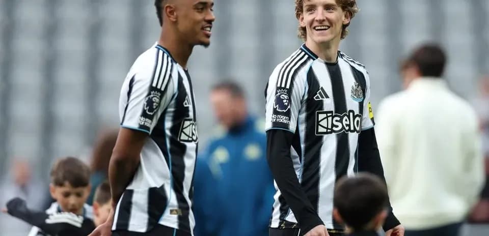 Jugadores de Newcastle sonriendo en el campo