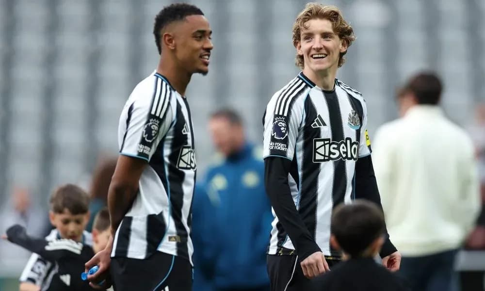 Jugadores de Newcastle sonriendo en el campo