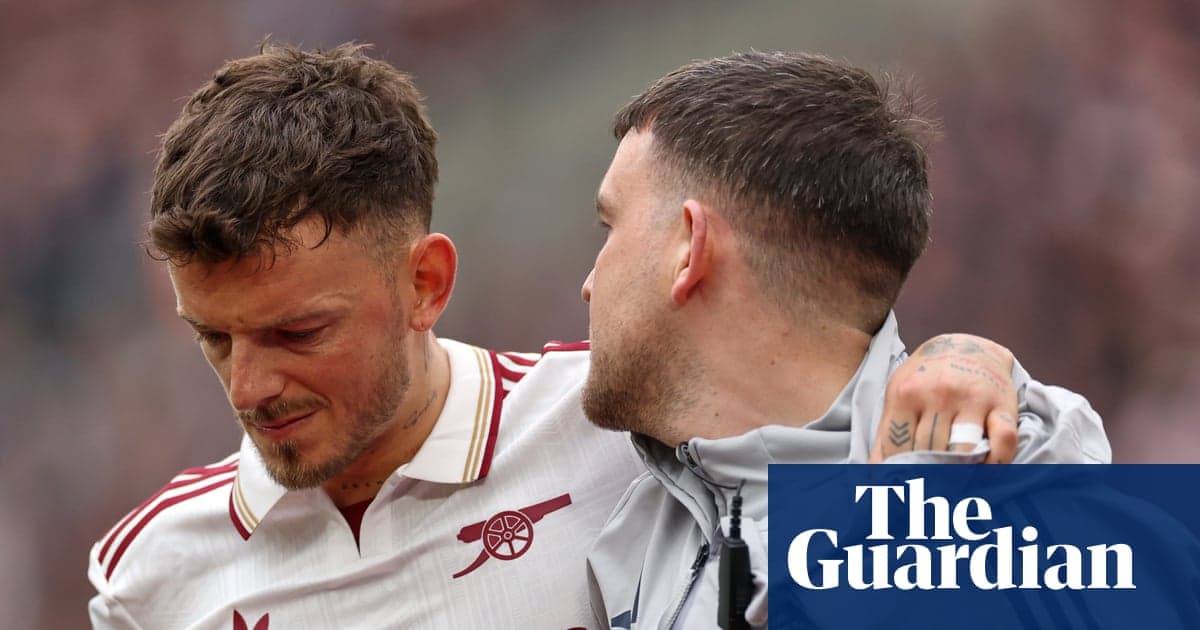 Jugador de Arsenal siendo ayudado tras lesión