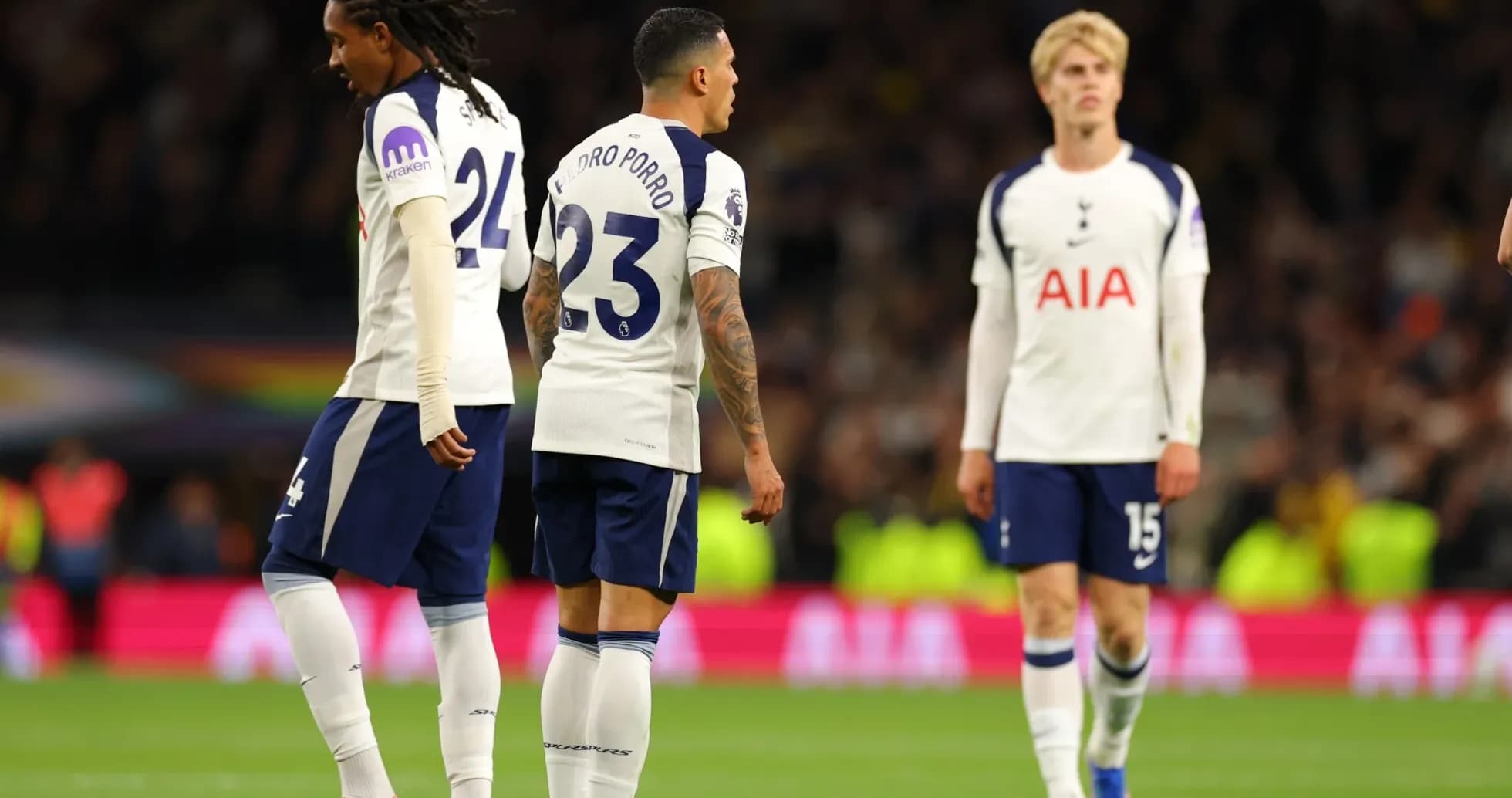 Jugadores del Tottenham en el campo durante partido