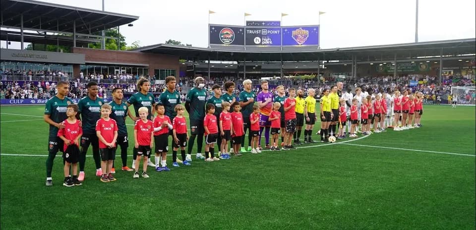 Equipos alineados antes del partido de fútbol