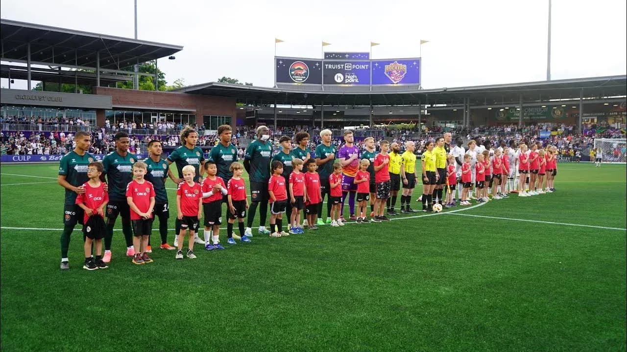 Equipos alineados antes del partido de fútbol