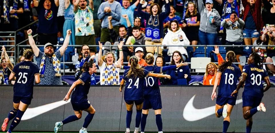 Jugadoras celebrando un gol en el estadio