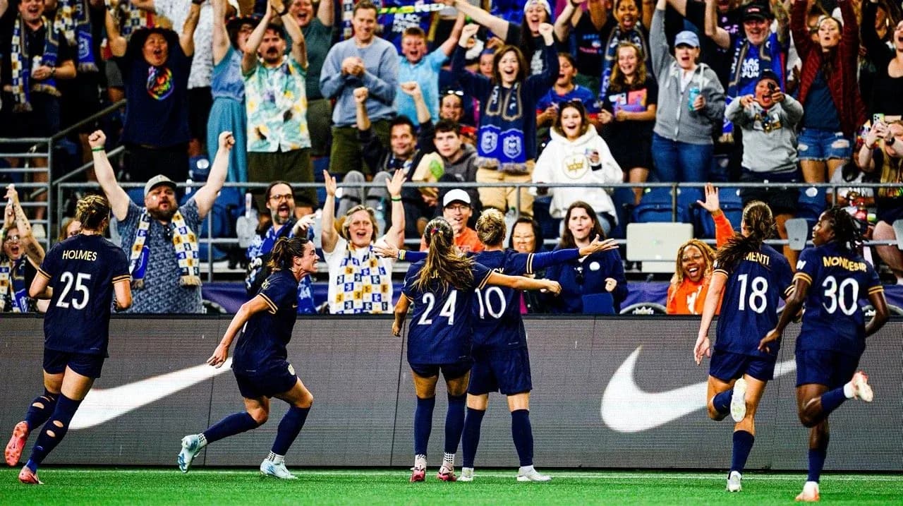 Jugadoras celebrando un gol en el estadio