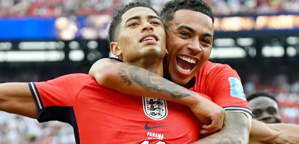 Jugadores de Inglaterra celebrando un gol durante el partido