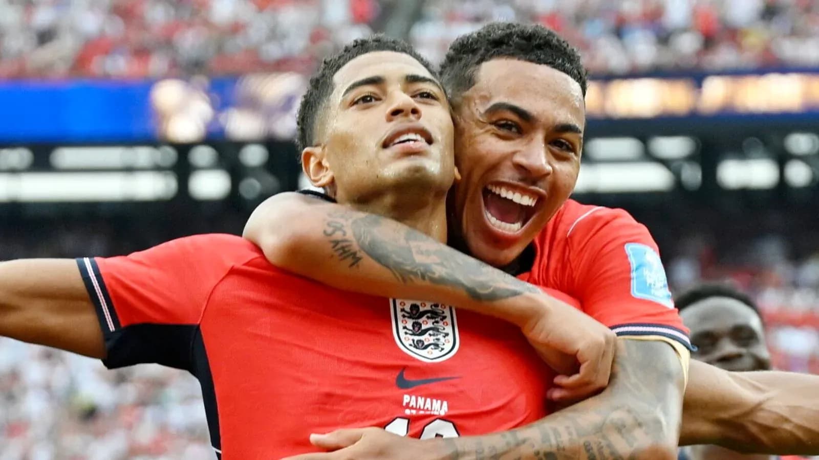 Jugadores de Inglaterra celebrando un gol durante el partido