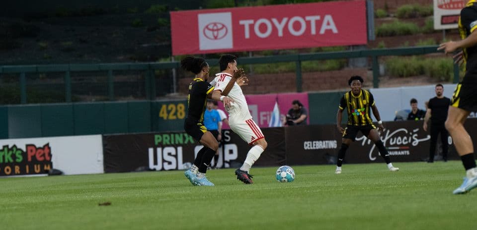 Jugador compitiendo por el balón en el partido