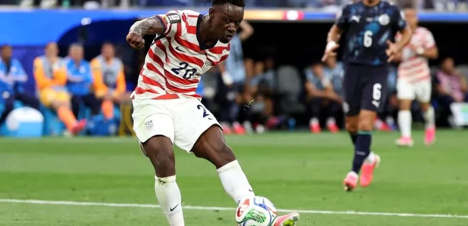 Jugador de Estados Unidos pasando el balón en partido