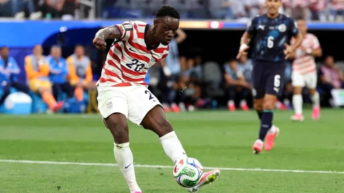 Jugador de Estados Unidos pasando el balón en partido