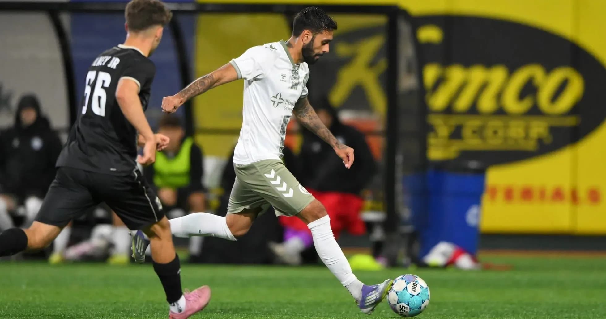 Jugador del NY Cosmos llevando el balón