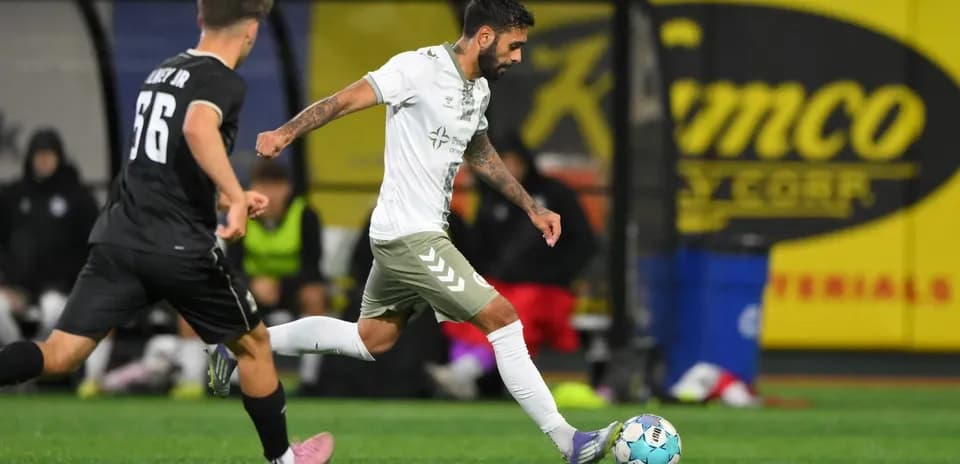 Jugador del NY Cosmos llevando el balón