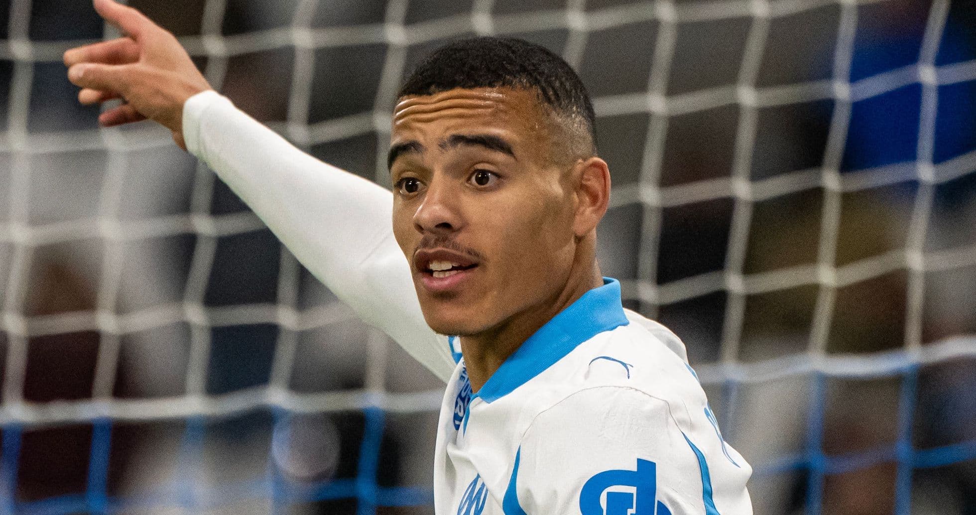 Jugador de Olympique de Marsella señalando en el campo