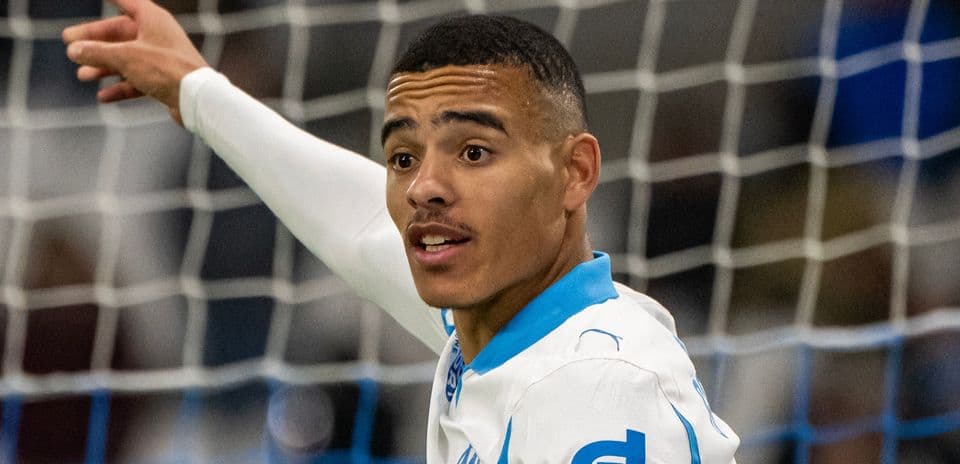 Jugador de Olympique de Marsella señalando en el campo