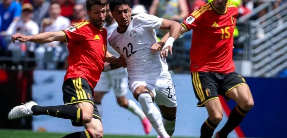 Jugadores de Egipto y Bélgica disputando el balón