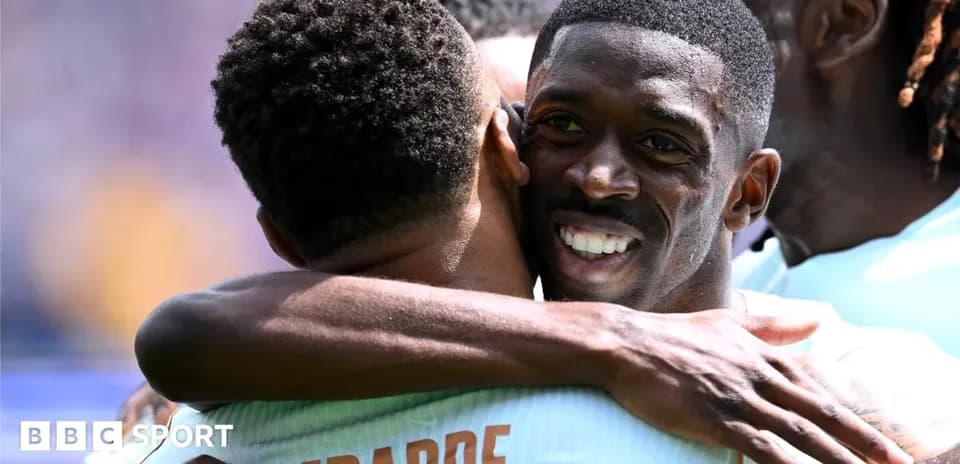 Jugadores abrazándose después de un gol