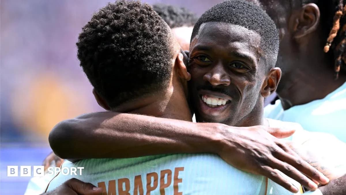 Jugadores abrazándose después de un gol