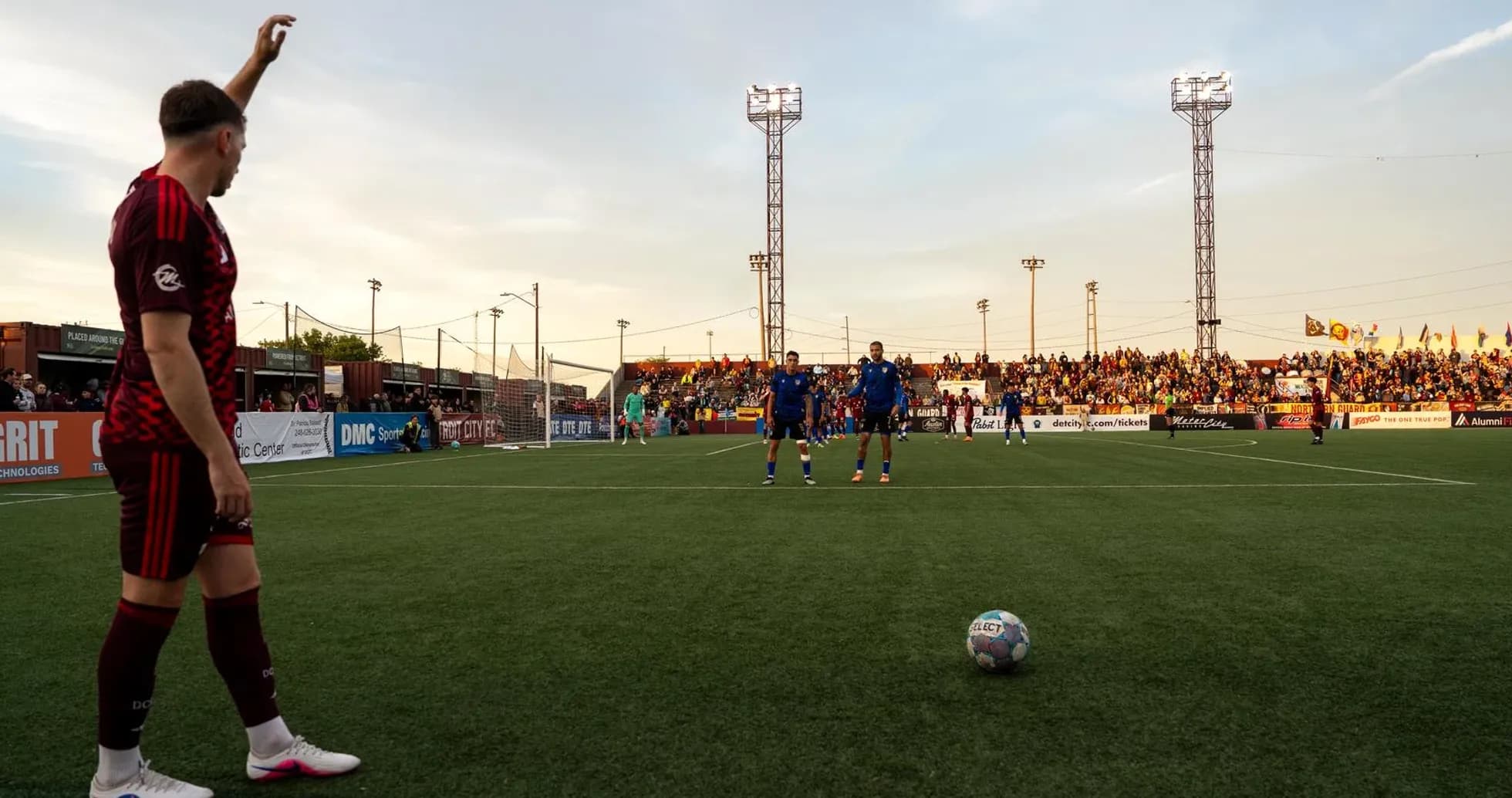 Jugador levantando la mano para un tiro libre
