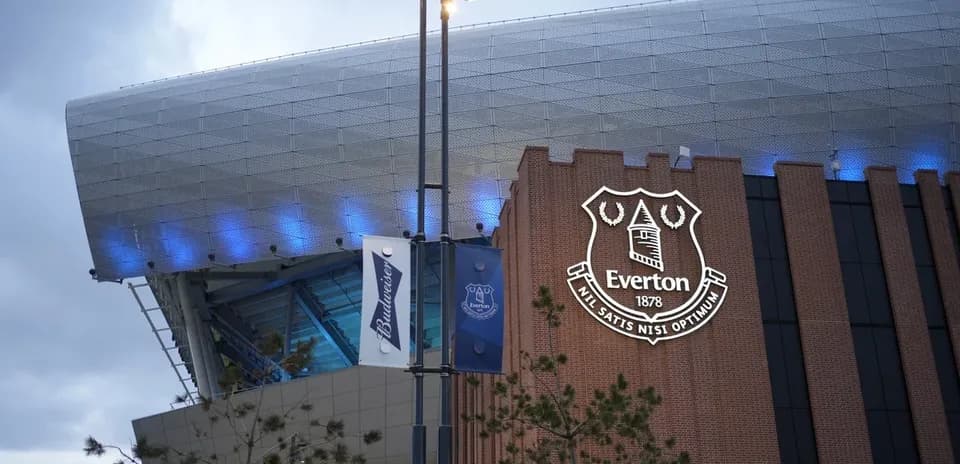 Exterior del estadio de Everton con logo iluminado