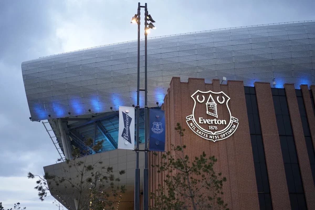 Exterior del estadio de Everton con logo iluminado