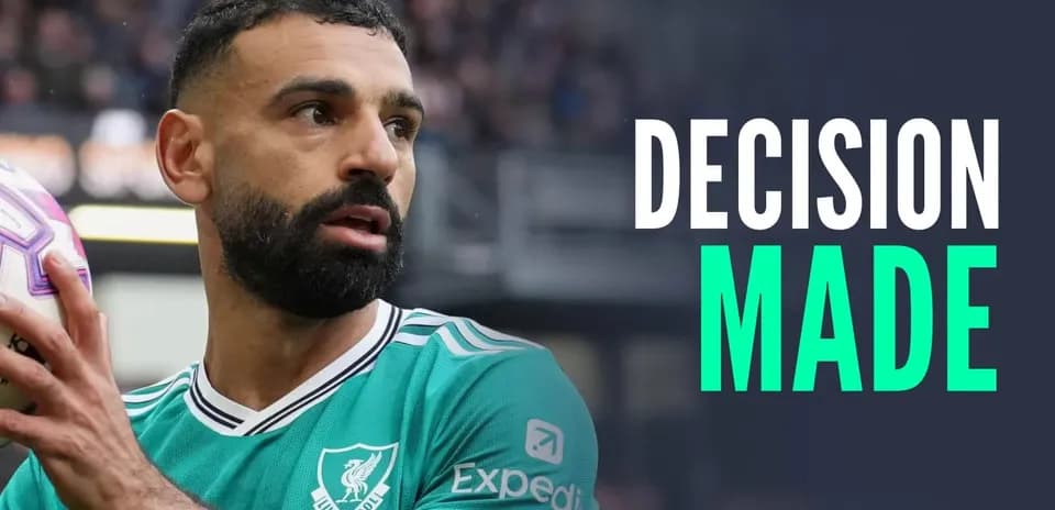 Jugador sosteniendo el balón durante un partido
