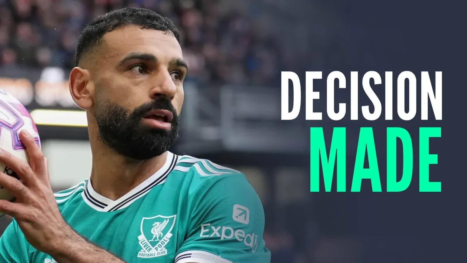 Jugador sosteniendo el balón durante un partido