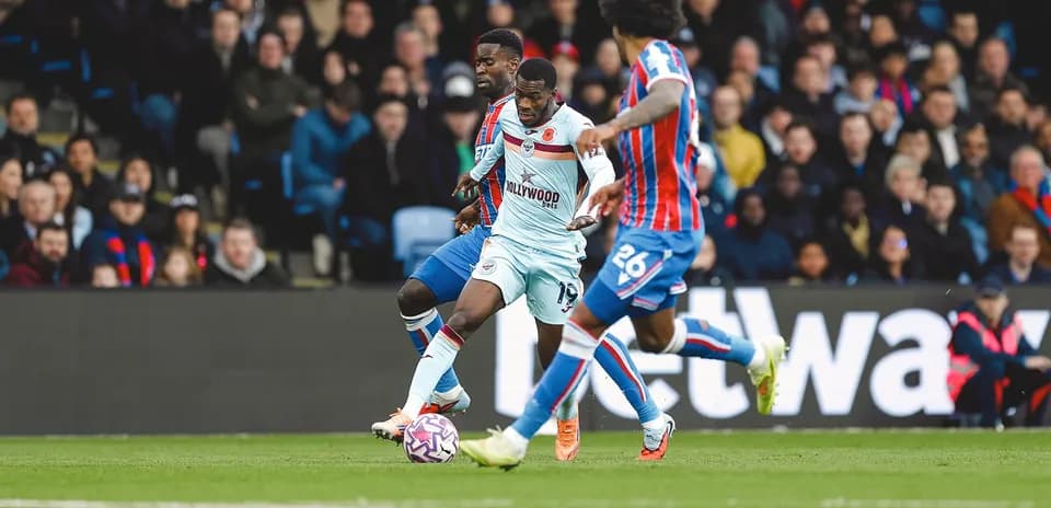 Un jugador de Brentford en acción contra Crystal Palace