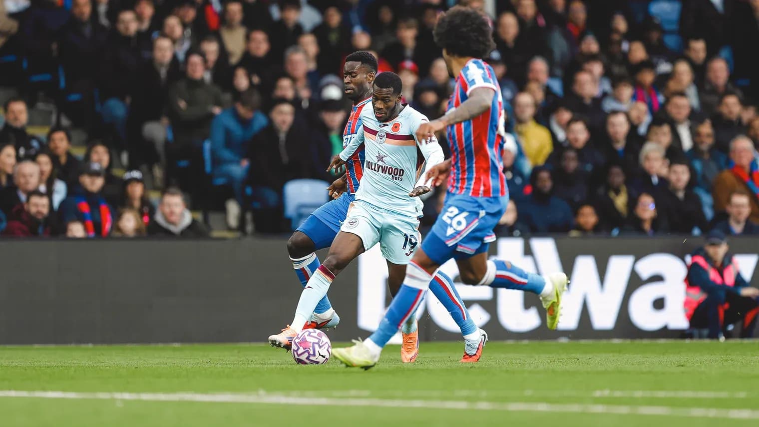 Un jugador de Brentford en acción contra Crystal Palace