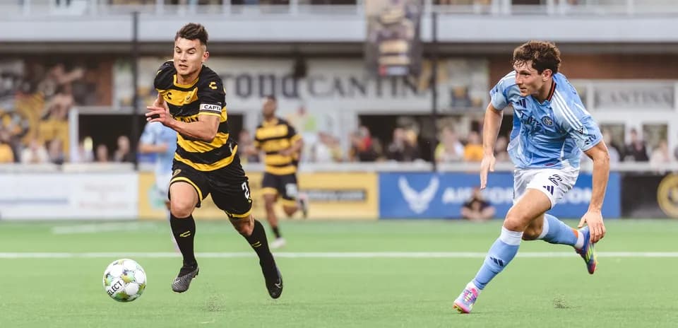 Jugador del Pittsburgh Riverhounds persigue el balón