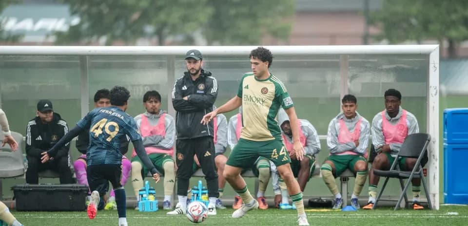 Jugador de Atlanta United II con balón