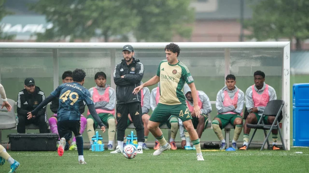 Jugador de Atlanta United II con balón