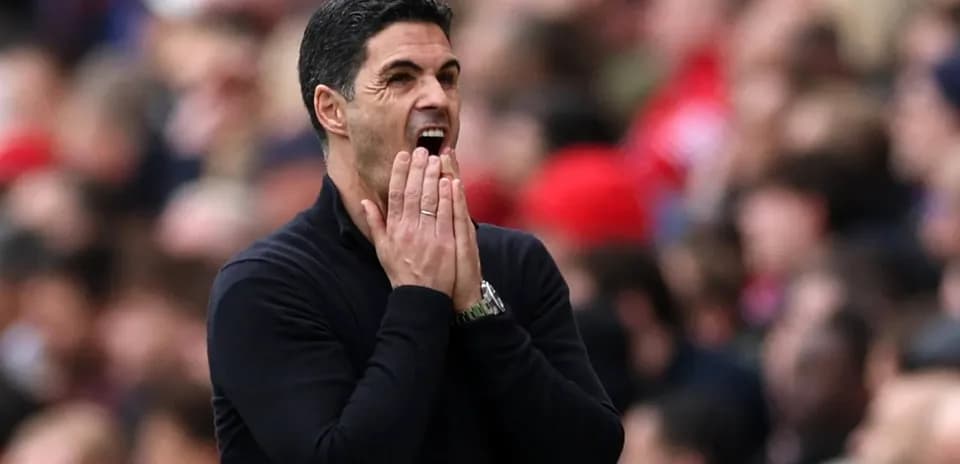 Entrenador gesticulando durante el partido en estadio