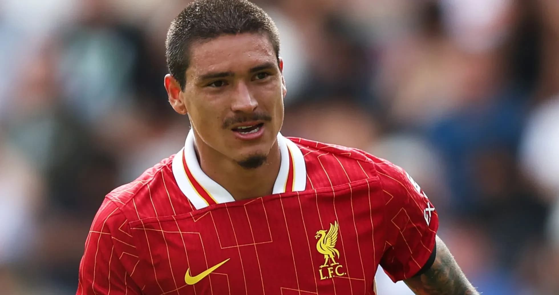 Jugador de Liverpool corriendo en campo durante partido