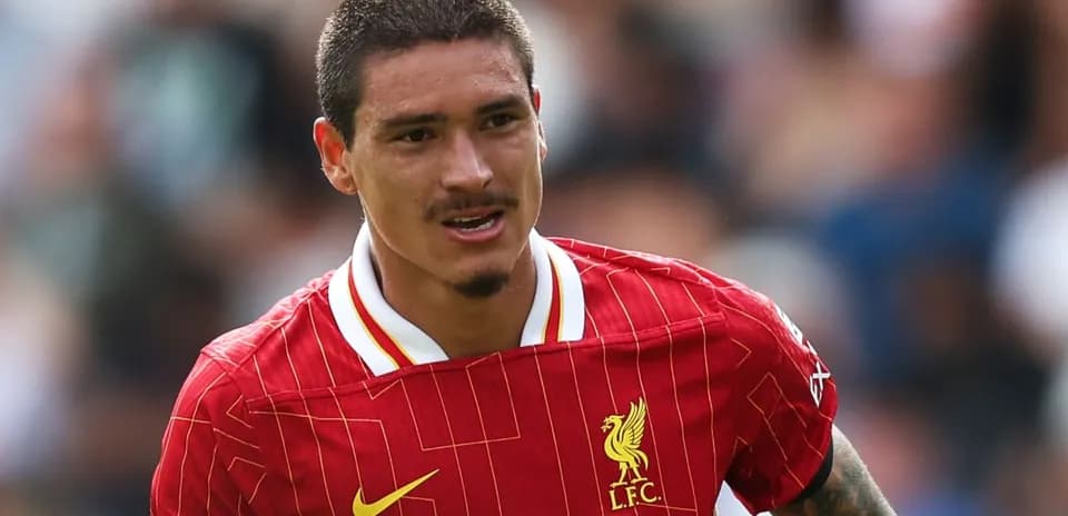 Jugador de Liverpool corriendo en campo durante partido
