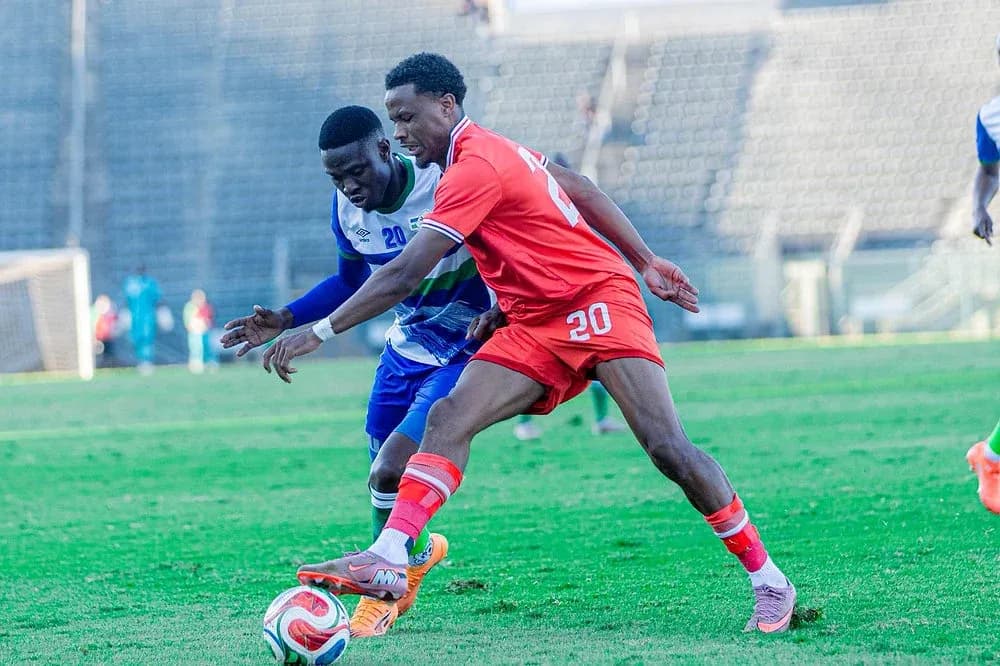 Jugador en rojo luchando por el balón con adversario