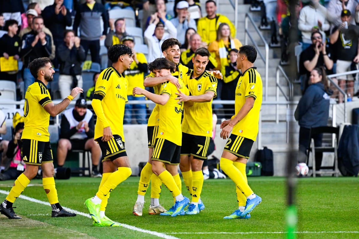 Jugadores del Columbus Crew II celebrando un gol