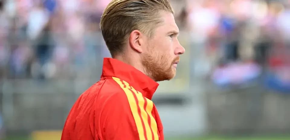Jugador en la banda durante un partido de fútbol