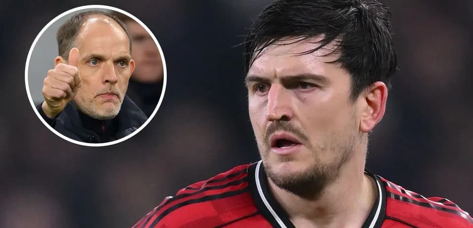 Jugador en uniforme de Manchester United con entrenador en fondo