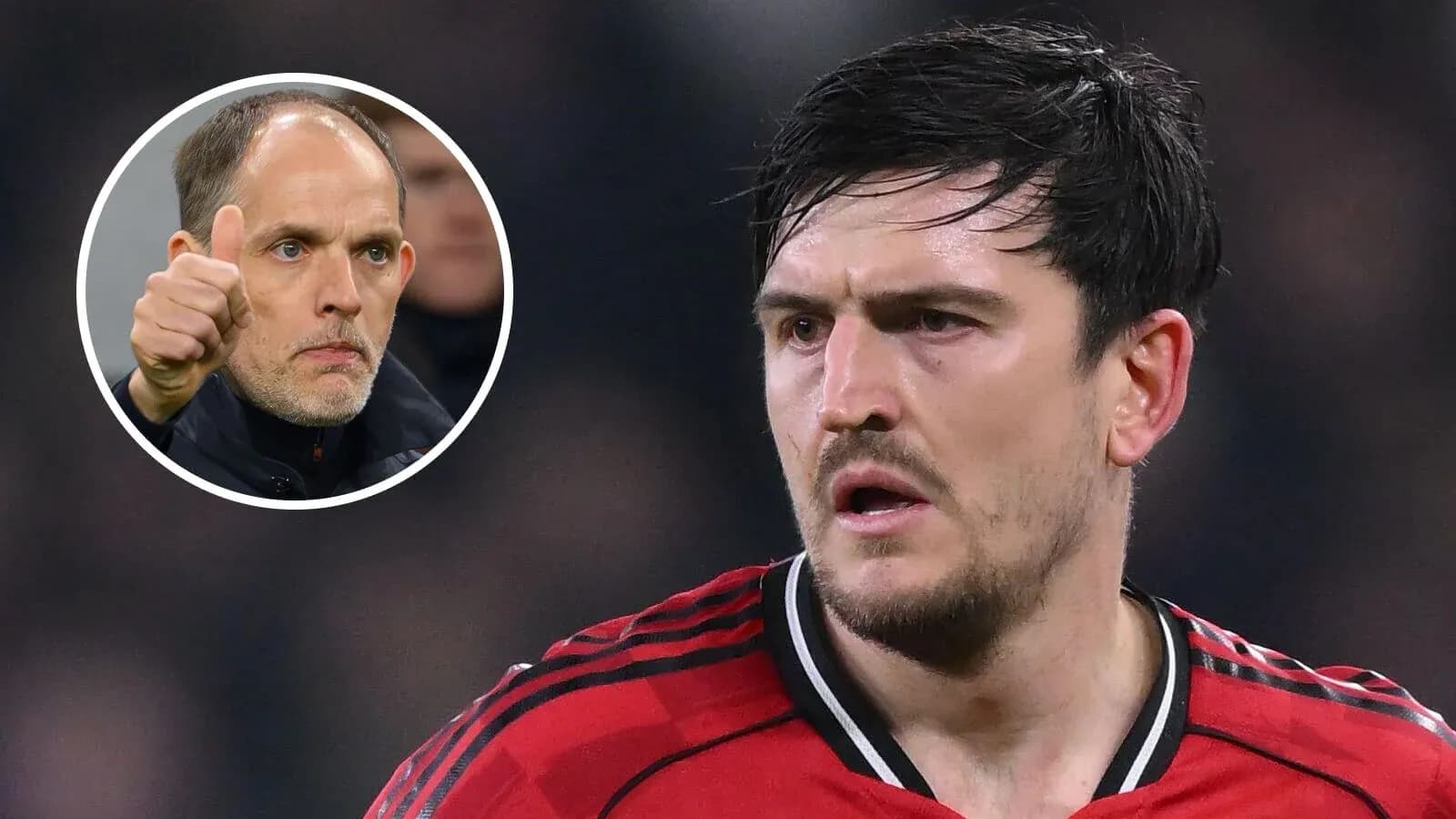 Jugador en uniforme de Manchester United con entrenador en fondo