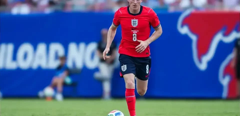 Jugador de Inglaterra corriendo tras el balón en el campo