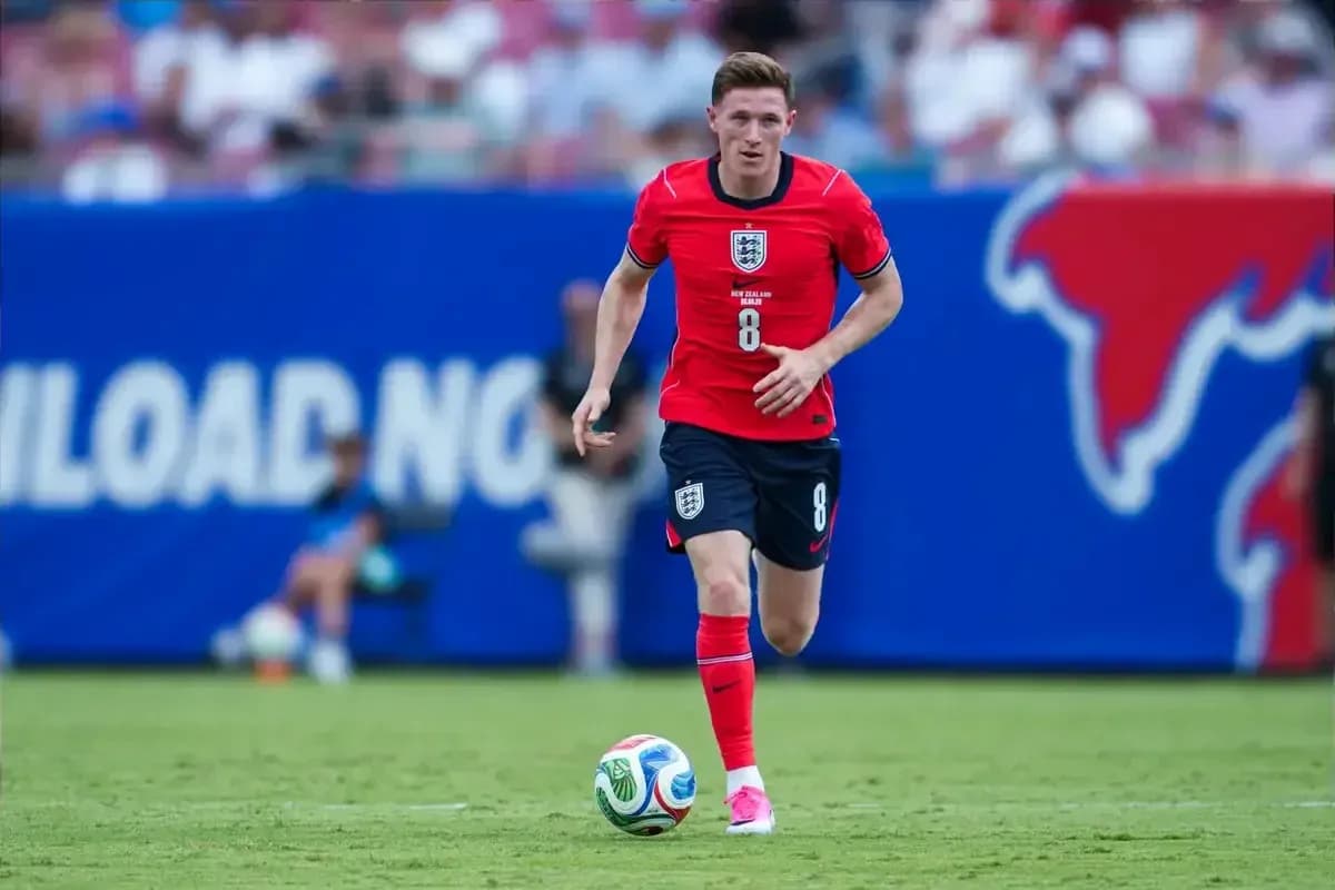 Jugador de Inglaterra corriendo tras el balón en el campo