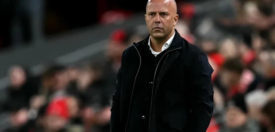 Entrenador observando el partido desde la línea de banda