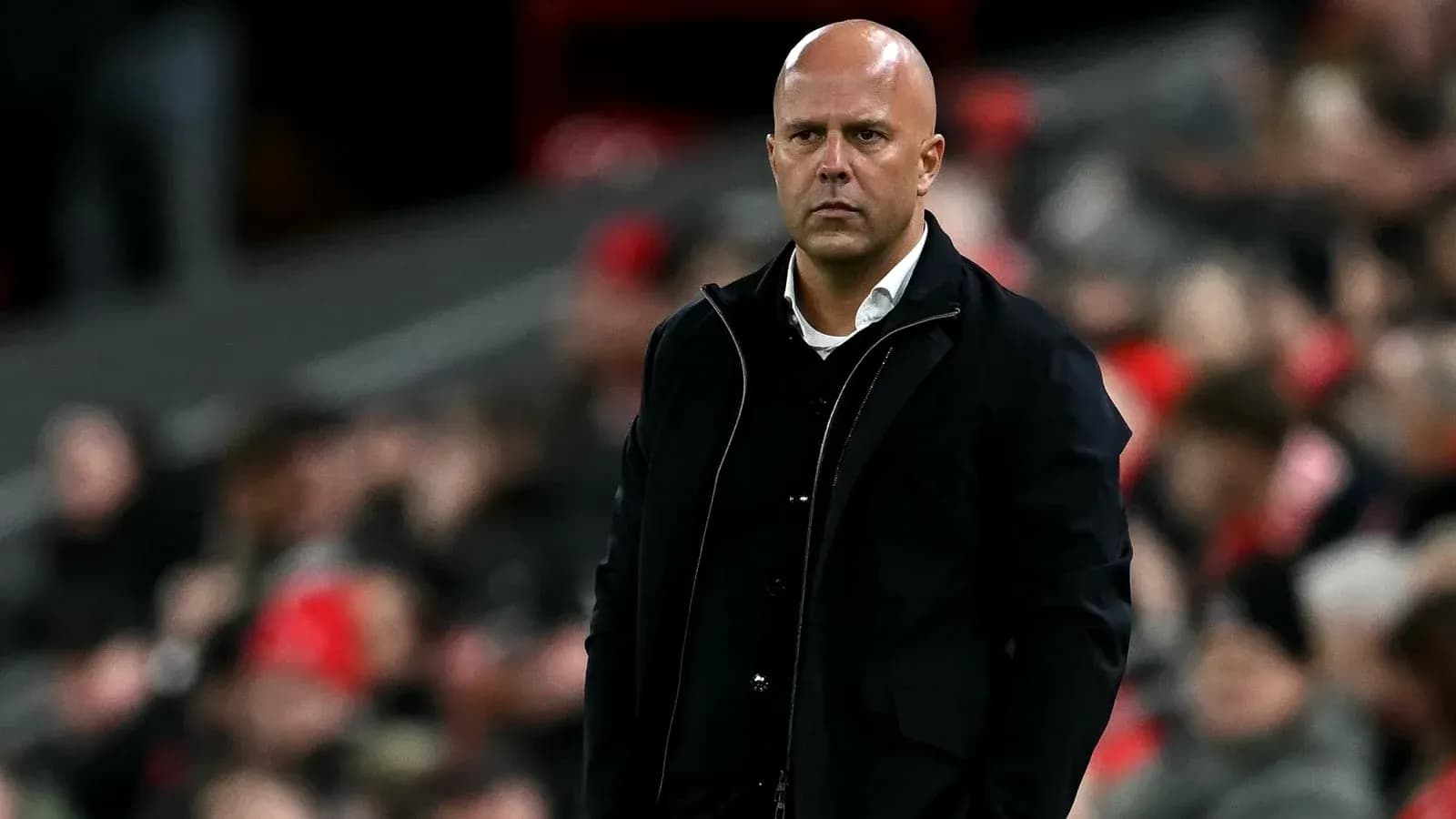 Entrenador observando el partido desde la línea de banda