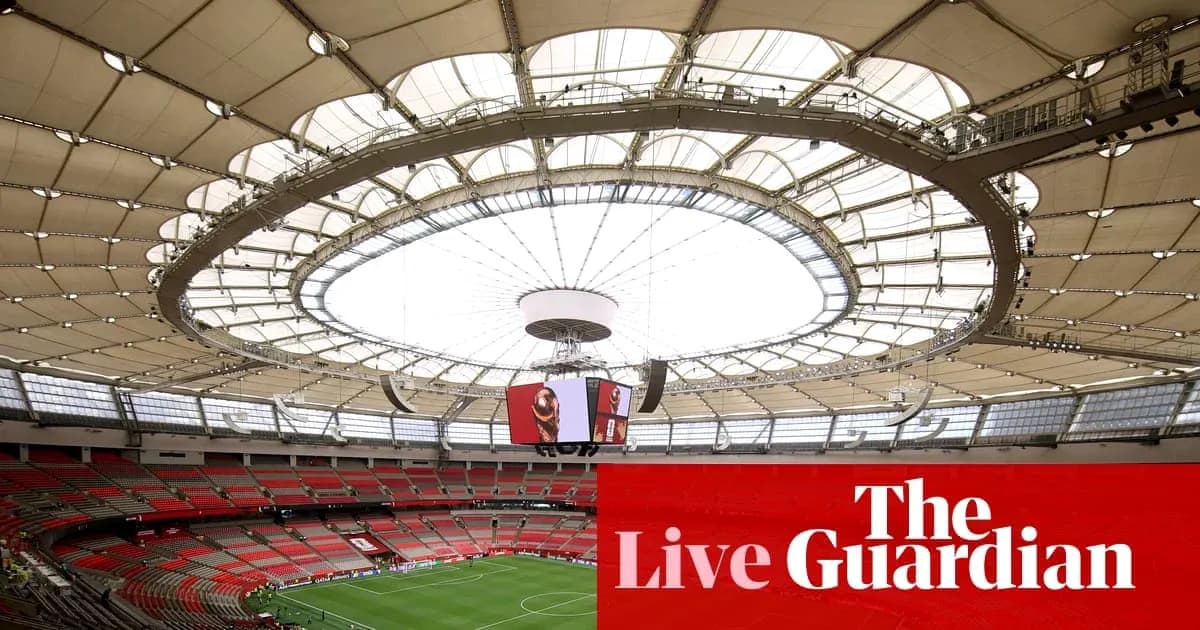 Vista del estadio con techo de diseño moderno