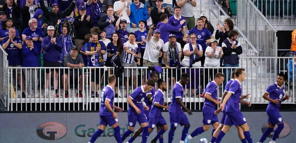 Aficionados de Louisville City animando en el partido